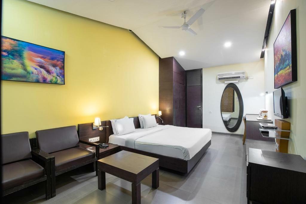 La Silver Leaf Hotel Nawashahr Bagian luar foto